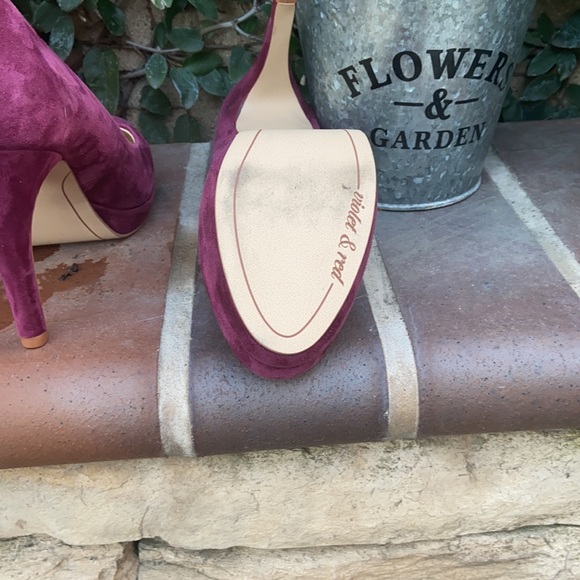 New Violet & Red Suede pumps
Color burgundy
Size 7 - Picture 9 of 9
